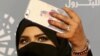 یک شهروند قطری شماره‌ای خریده که دارای ۹ رقم شش است. (در تصویر شهروند زن قطری در حال گرفتن سلفی با تلفنی که پوشش آن عکسی از امیر قطر است)