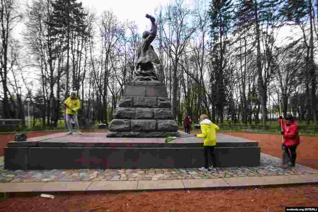 Помнік Марату Казею ў занядбаным Піянэрскім сквэры