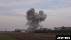 Облако дыма после взрыва в окрестностях сирийского Хомса. Иллюстративное фото. 