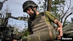 Ілюстраційне фото. Український військовий готується вести вогонь із самохідної гаубиці 2С22 «Богдана», Запоріжжя, травень 2026 року