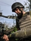 Боєць 44-ї ОАБр ЗСУ несе снаряд до самохідної гаубиці 2С22 «Богдана», Запорізька область, 25 травня 2026 року