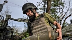 Військовий 44-ї окремої артилерійської бригади ЗСУ готується до пострілу з української самохідної гаубиці 2С22 «Богдана» по російських позиціях, Запорізька область, 25 травня 2026 року