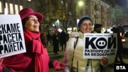 „Омръзна ни от цирковете“. Защо хората продължават да протестират