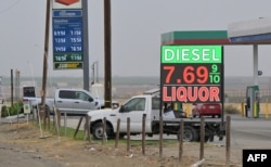 Çmimet e karburanteve, përfshirë naftën me 7.69 dollarë për gallon, shfaqen në një pikë karburanti pranë qarkut Kern të Kalifornisë, më 21 tetor 2026.