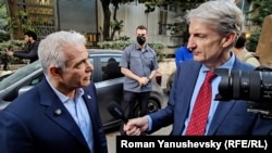 Izraelski opozicioni lider Jair Lapid govori za RSE u Tel Avivu 8. marta 2026. 