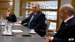 Döntésre készen: Orbán Viktor magyar miniszterelnök (középen), jobbján Giorgia Meloni olasz kormányfő, balján Olaf Scholz német kancellár Brüsszelben az EU-csúcs előtt, 2024. február 1-jén