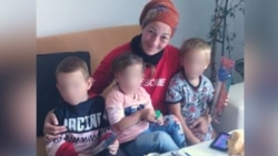 Irena Karić sa svoje troje maloljetne djece koje je dobila u braku sa suprugom Nijazom kojeg je ubila u maju 2023. 