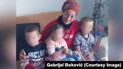 Irena Karić sa svoje troje maloljetne djece koje je dobila u braku sa suprugom Nijazom kojeg je ubila u maju 2023. 
