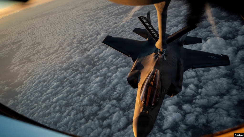 Një aeroplan amerikan për furnizim me karburant, i llojit KC-135 Stratotanker duke mbushur me karburant fluturaken F-35A Lightning II në një lokacion të paidentifikuar më 5 prill.