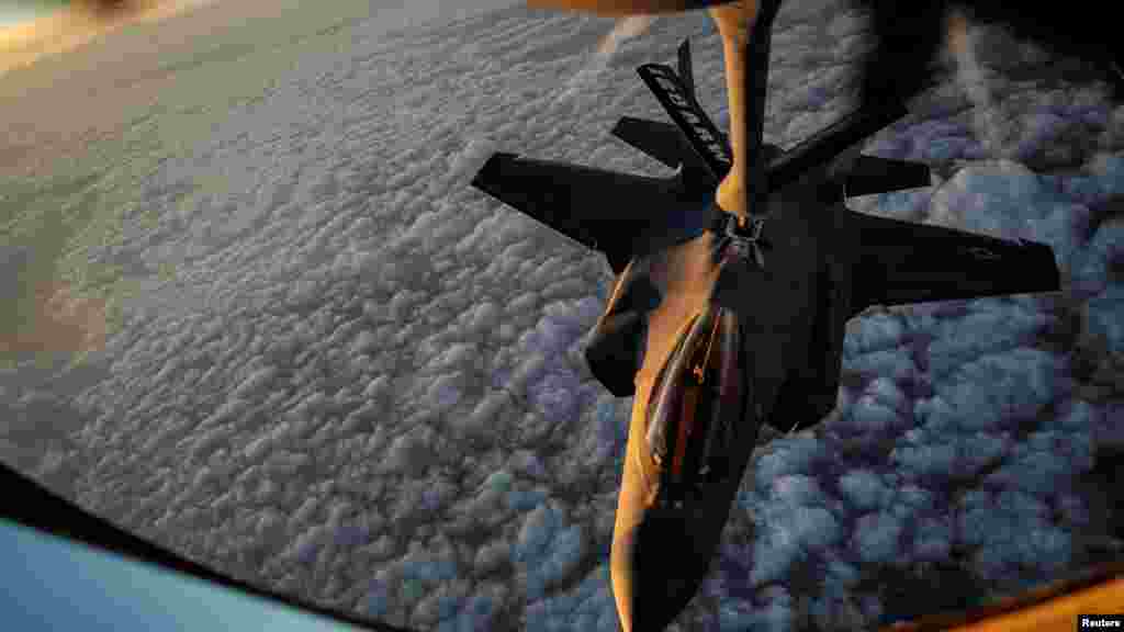 Avion za dopunu gorivom KC-135 Stratotanker Ratnog vazduhoplovstva SAD-a dopunjava gorivom borbeni avion F-35A Lightning II na nepoznatoj lokaciji, 5. aprila.
