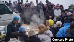 Қазақ еріктілері Троещина ауданы тұрғындарына палау таратып жатыр. Украина, Киев, 16 ақпан, 2026 жыл. Фото авторы – Рауль Упоров.