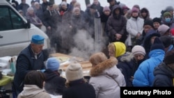 Казахские волонтёры кормят пловом жителей Троещины — одного из районов Киева. Украина, Киев, 16 февраля 2026 года. Фото Рауля Упорова