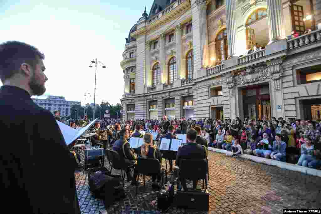 Concert în fața Bibliotecii Centrale Universitare &bdquo;Carol I&rdquo; din București, cu ocazia &bdquo;Nopții Muzeelor&rdquo;.&nbsp;