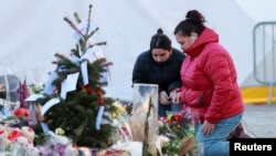 Импровизиран спомен-обележје пред барот „Le Constellation“, по смртоносен пожар и експлозија за време на новогодишна забава во елитниот ски-центар Кран-Монтана, во југозападна Швајцарија, 3 јануари 2026 година.
