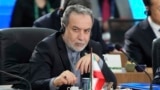 عباس عراقچی بارها در گفت‌وگوی اخیر خود از نقش گسترده و مستقیم علی خامنه‌ای، رهبر جمهوری اسلامی، در تمامی تصمیم‌گیری‌های کلان نظام سخن گفت