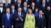 Дональд Трамп (крайній зліва в першому ряду) і Володимир Зеленський (крайній справа, другий ряд) з іншими світовими лідерами позують перед вечерею, влаштованою королем Нідерландів Віллемом-Александром і королевою Максимою, на полях саміту НАТО в Гаазі, 24 червня