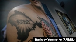 Татуировка на теле с изображением Крымского полуострова. Иллюстрационное фото