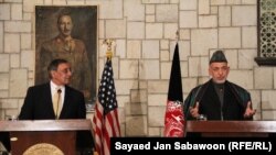 Leon Paneta (majtas) dhe Hamid Karzai gjatë një konference të përbashkët për shtyp në Kabul në dhjetor të vitit të kaluar