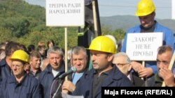 Pamje nga protesta e serbëve në veri gjatë ditës së premte kundër projektligjit për Trepçën.