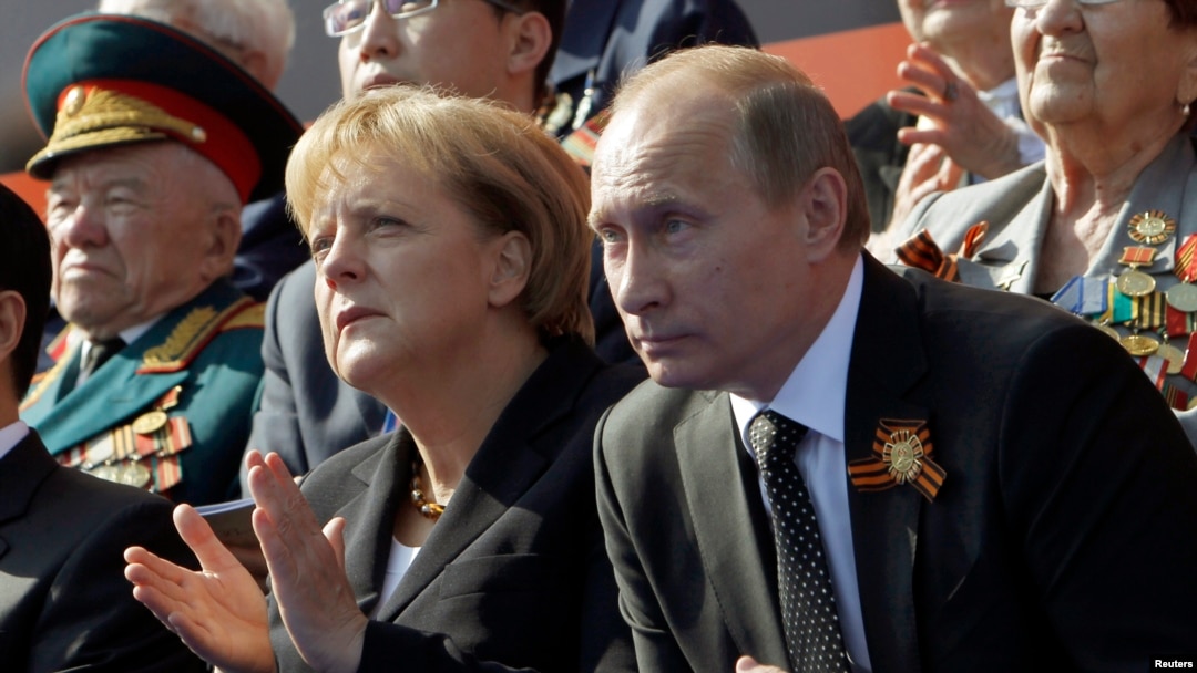 Angela Merkel və Vladimir Putin Moskvada hərbi paradı seyr edirlər- 9 may 2010