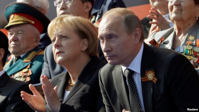 Vladimir Putin i Angela Merkel na obilježavanju 70 godina od završetka Drugog svjetskog rata vojnom paradom u Moskvi