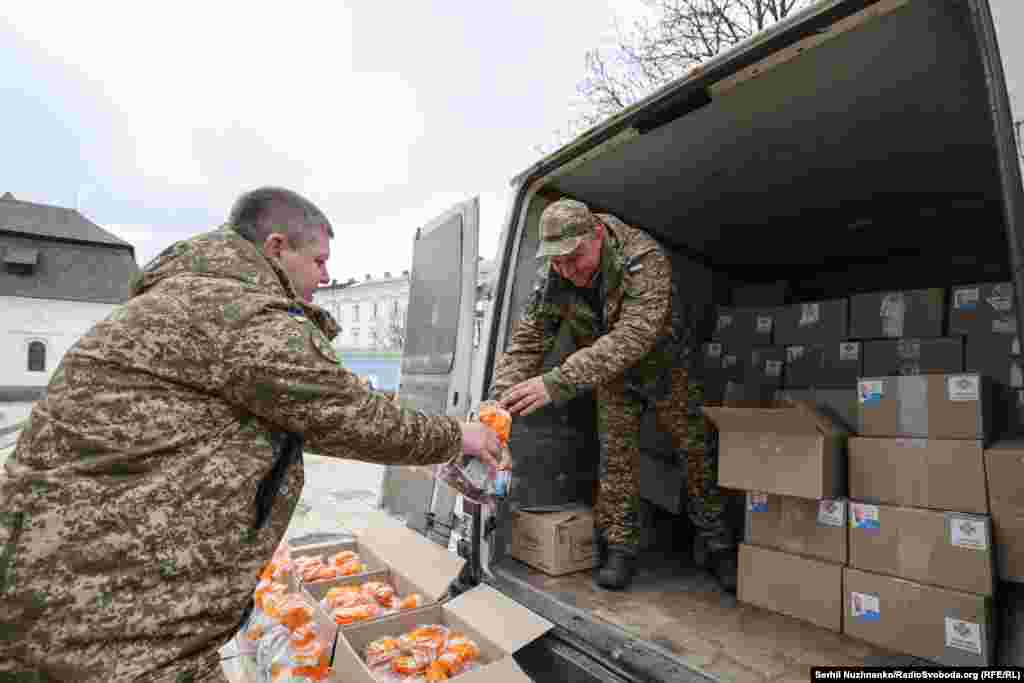 Освячені паски передадуть військовослужбовцям, які нині захищають Україну на передовій