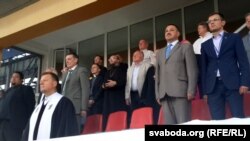 Магілёўскія чыноўнікі і духавенства слухаюць гімн “Малітва” стоячы