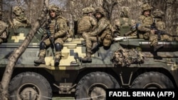 Українські військовослужбовці на броньованій військовій машині в місті Сєвєродонецьку Луганської області, 7 квітня 2022 року