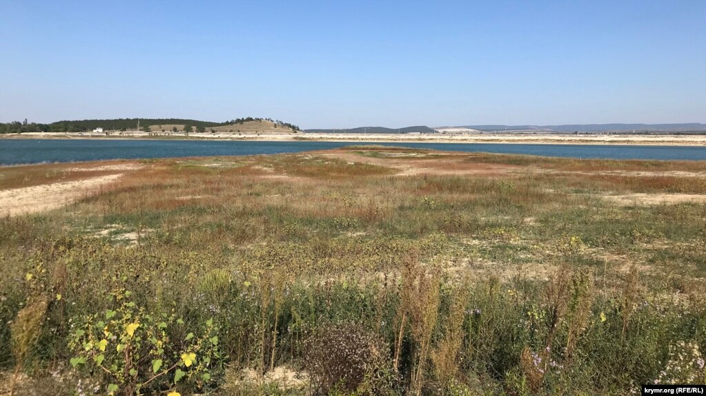 Огромная коса так разрастается, что скоро может разделить водоем на две части