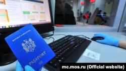 Pașaport moldovenesc la un centru de control al migrației în Rusia