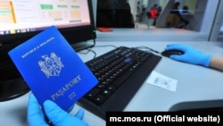 Un pașaport moldovenesc la Centru pentru Migrație de la Moscova