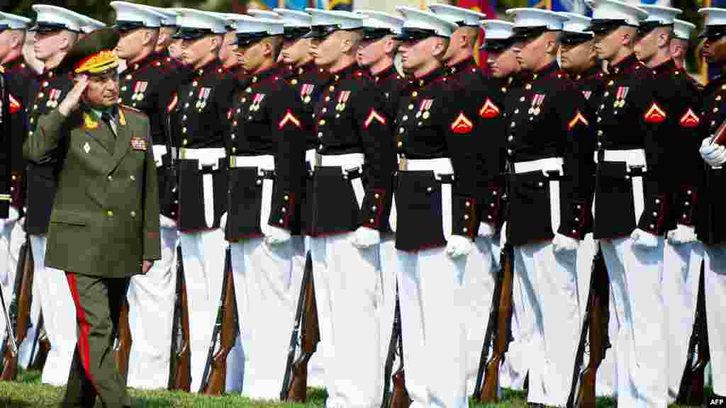 Russian Army General Nikolai Makarov (left) inspects U.S. troops during a full honor cordon at the Pentagon in Washington, D.C. on July 12. (AFP/Jim Watson)