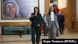 Vlora Çitaku, djathtas.