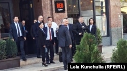 Delegația opoziției de la Chișinău, avându-l în centru pe Igor Dodon, ieșind dintr-un restaurant în centrul capitalei georgiene, pe 2 aprilie, după o masă oferită de Isko Daseni, președintele grupului de prietenie cu R. Moldova al parlamentului Georgiei. 