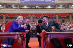 Liderul nord-corean, Kim Jong-un, și ministrul rus al Culturii, Olga Lyubimova, la Marele Teatru din Phenian urmărind spectacolul susținut de artiști ruși și nord-coreeni și filmul cu sicriele soldaților morți în războiul dus de Rusia în Ucraina.