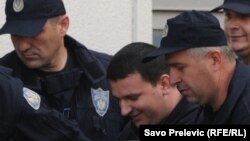 Duško Šarić u pratnji policije, maj 2011.