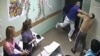 Хирург Илья Зелендинов избивает пациента. Кадр с камеры видеонаблюдения
