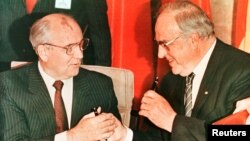 Helmut Kohl (sağda) və Mixail Qorbaçov. 1990-cı il