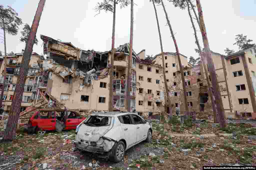 2 березня 2022 року російські війська завдали авіаудару по Ірпеню з двох Су-25. Дві ракети вдарили по житловому будинку на Гостомельському шосе. За декілька днів російські війська увійдуть у цю частину міста