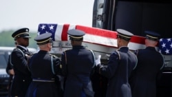 Pripadnici američke vojske prenose posmrtne ostatke četvorice vojnika nedavno poginulih u ratu u Iranu, u Doveru, Delaver, 22. jula.