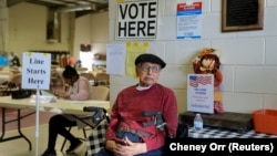 Bill Hernandez are 101 ani. A votat în Austell, Georgia.