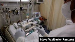 Medicinski radnik liječi pacijenta oboljelog od COVID-19 na odjelu intenzivne njege u Kliničkom centru Crne Gore u Podgorici, 22. septembra 2021.