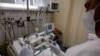 Praćenje stanja pacijenta oboljelog od COVID-a 19 na odjelu intenzivne njege Kliničkog centra u Podgorici, 22. septembar 2021. 
