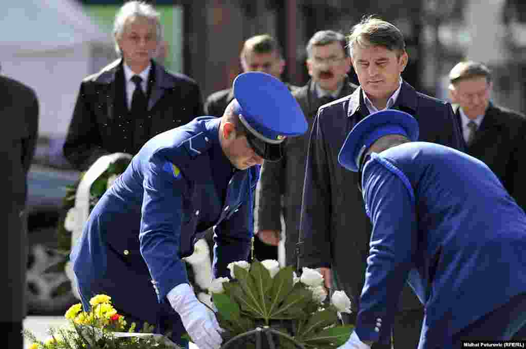 Polaganje cvijeća na spomen-obilježje ubijenoj djeci opkoljenog Sarajeva