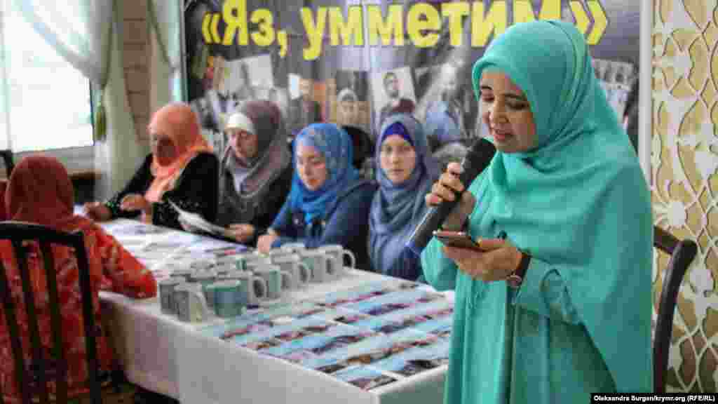Общественная защитница и гражданская активистка Лутфие Зудиева зачитывает письмо от обвиняемого в экстремизме крымскотатарского журналиста Наримана Мемедеминова