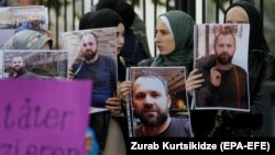 Чеченцы у немецкого посольства в Тбилиси с потретами Хангошвили, 10.09.2019 год