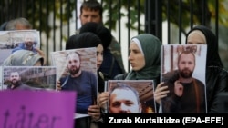 Демонстрантлар Грузиядә Германия илчелеге янында Зәлимхан Хангошвили сурәтен тотып тора