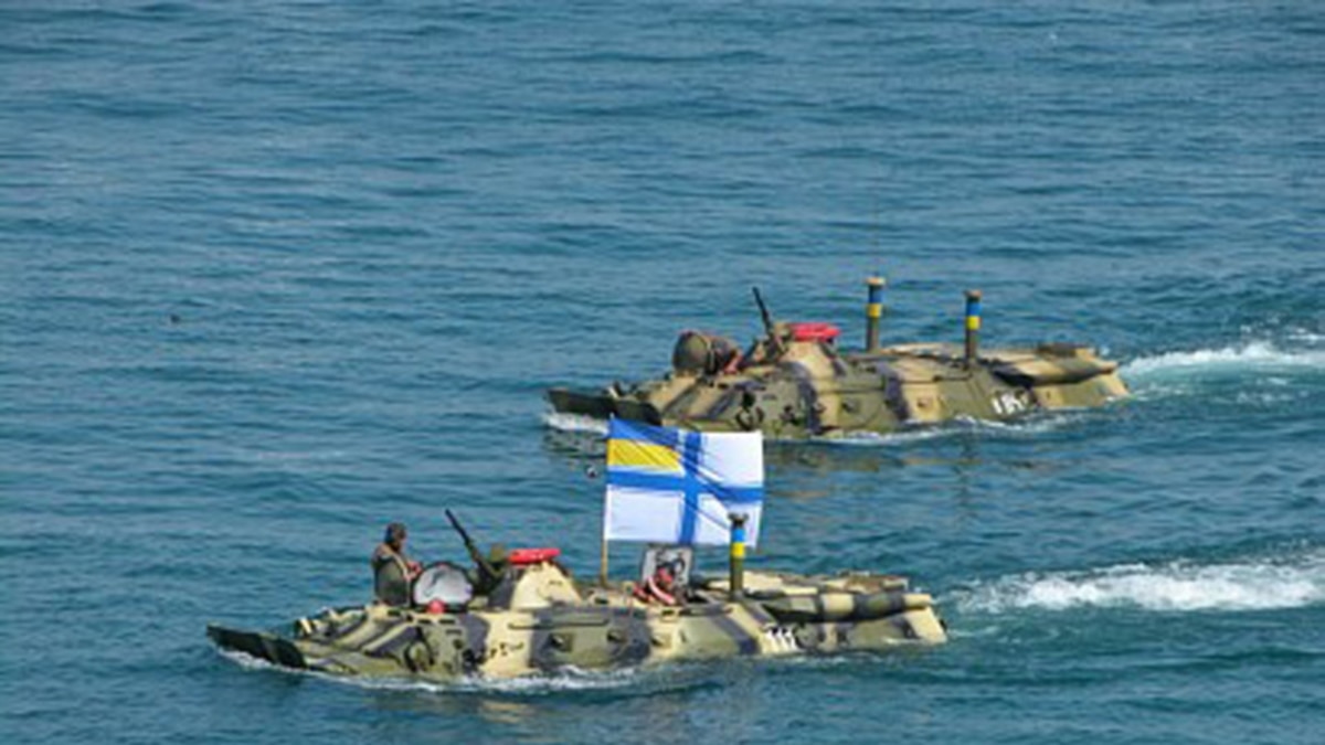 На честь українізації флоту в Криму підняли найбільший військово ...
