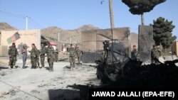 Avganistanske snage sigurnosti pregledavaju mjesto samoubilačkog napada u predgrađu Kabula, Avganistan, 12. septembra 2019. 