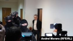 Pe durata întregii ședințe, Plahotniuc a fost însoțit de polițiști și mascați „Fulger”.